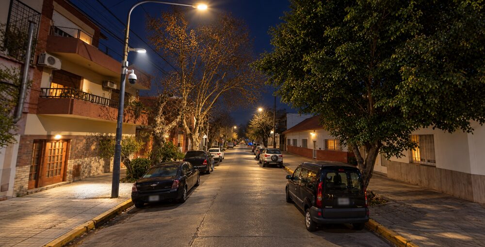 Cámaras de seguridad y nuevas luminarias en las calles de Villa Devoto durante la noche.