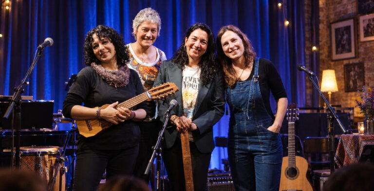 Casulana en vivo, con sus integrantes e instrumentos musicales durante una presentación del grupo