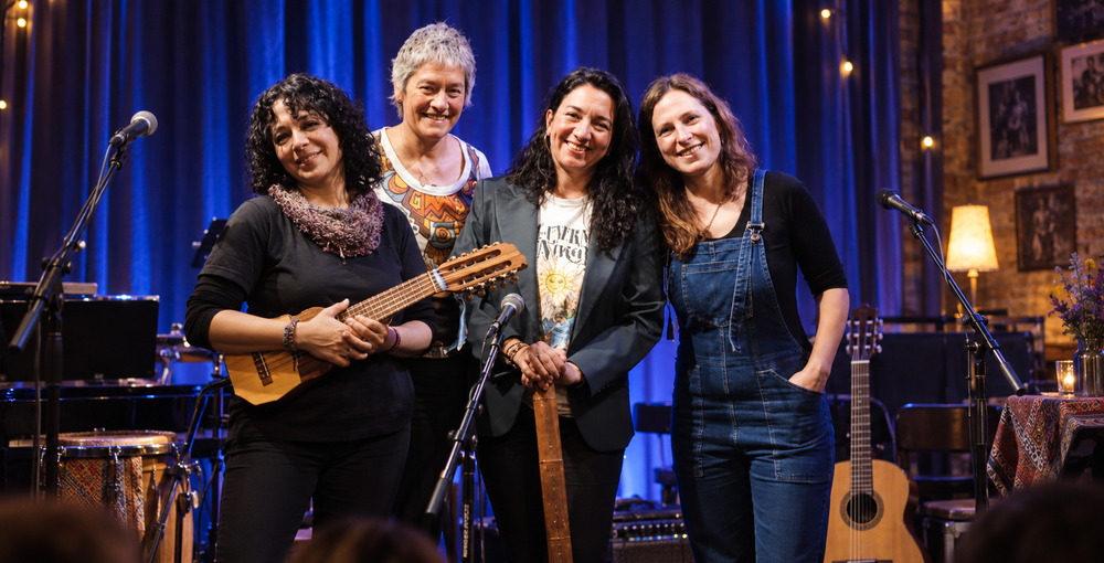 Casulana en vivo, con sus integrantes e instrumentos musicales durante una presentación del grupo
