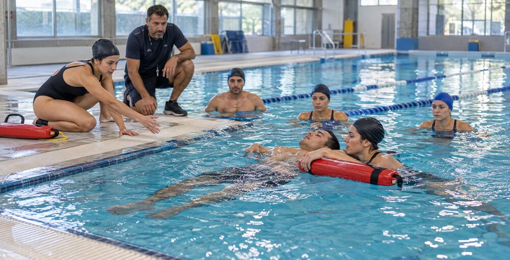 Curso de guardavidas gratis en CABA con formación profesional, prácticas de rescate acuático y cursada en el Polideportivo Chacabuco