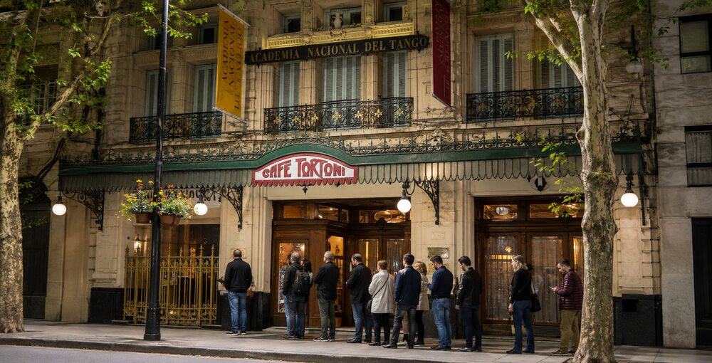 Celebración del Día del Lunfardo y el Lunfardazo 2026 en la Academia Nacional del Tango, ubicada sobre el Café Tortoni en la Ciudad de Buenos Aires.
