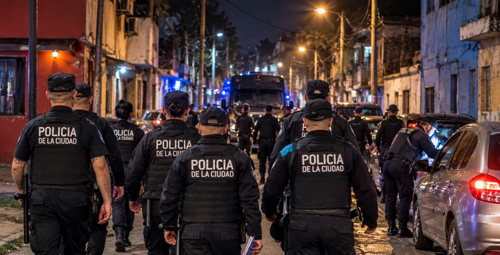 Megaoperativo de seguridad Tormenta Negra desplegado por la Ciudad de Buenos Aires con más de 1.500 agentes en 15 villas y barrios porteños, con controles de personas, vehículos, comercios y espacio público.