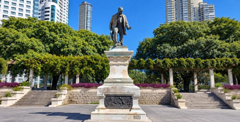 Monumento a Luis Viale en la Costanera Sur de Buenos Aires, homenaje al protagonista del rescate durante el naufragio del vapor América.
