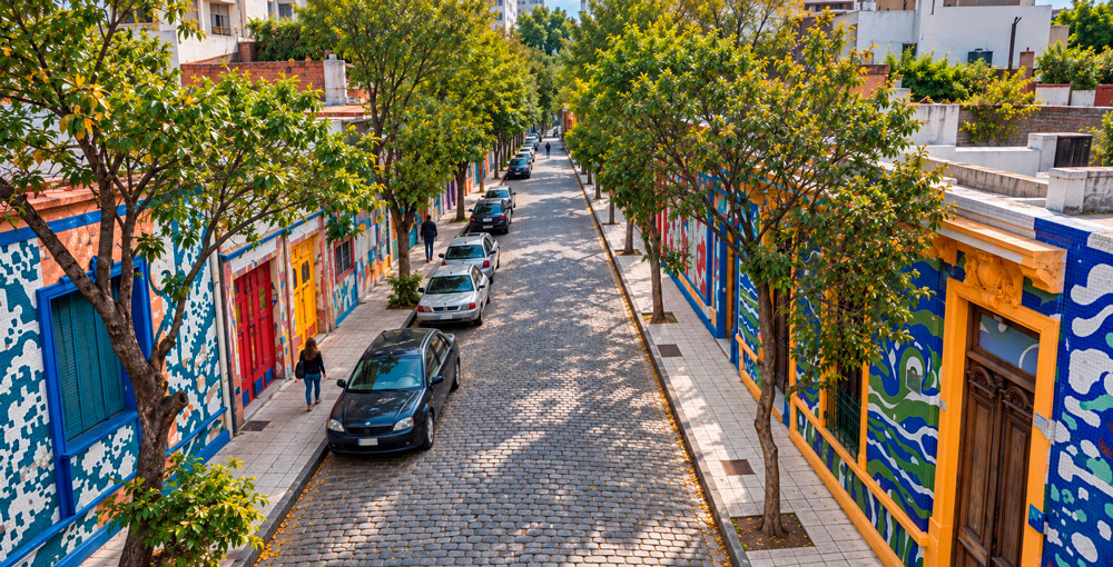Pasaje Lanín, un rincón instagrameable de Barracas con fachadas coloridas y arte urbano para descubrir en la Ciudad de Buenos Aires
