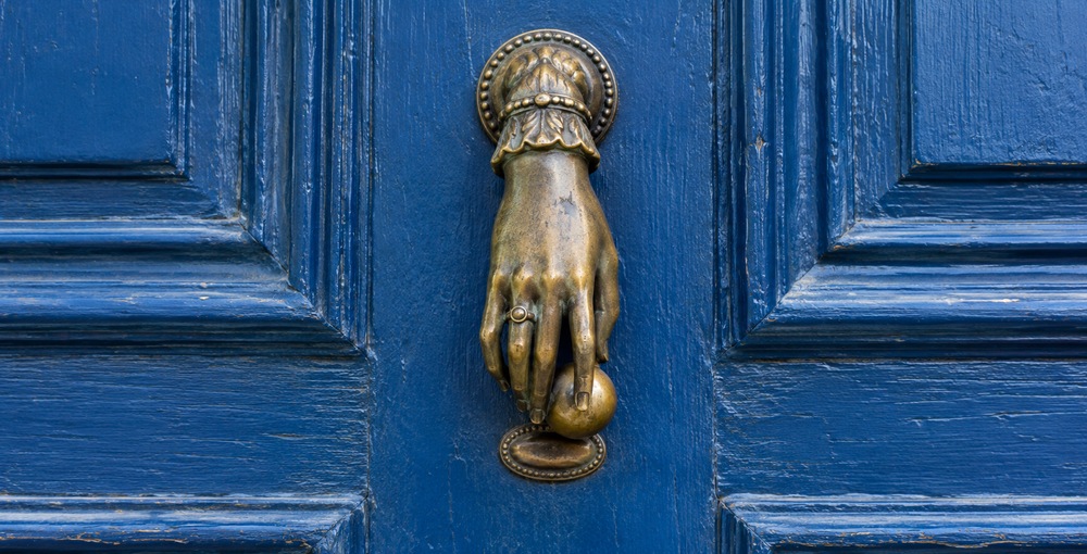 Historia de los llamadores con forma de mano en Buenos Aires y los ejemplares del Pasaje Colombo, antiguos mecanismos para anunciar visitas antes del timbre eléctrico.
