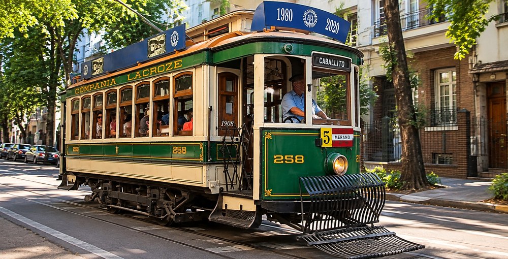 Historia del Tranvía Histórico de Buenos Aires, un museo en movimiento que recorre las calles de Caballito y permite conocer el patrimonio del transporte público porteño mediante paseos gratuitos en antiguos tranvías restaurados.
